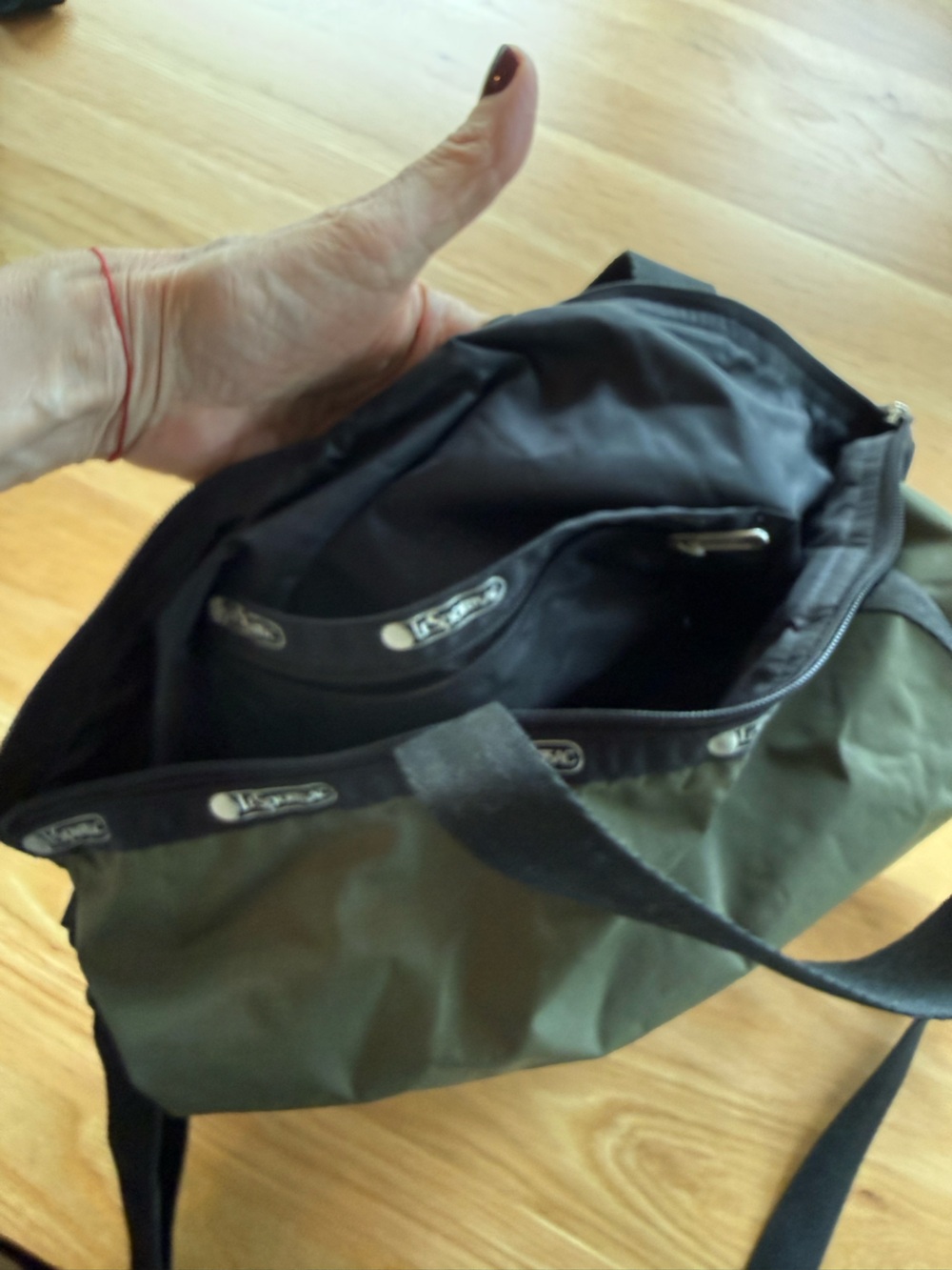 Lesportsac Olive Green retro Messenger with removable Black Strap - Picture 2 of 2